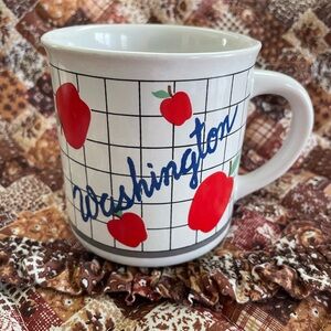 Washington-themed Souvenir Mug Retro Apples on a Black-and-White Grid Pattern